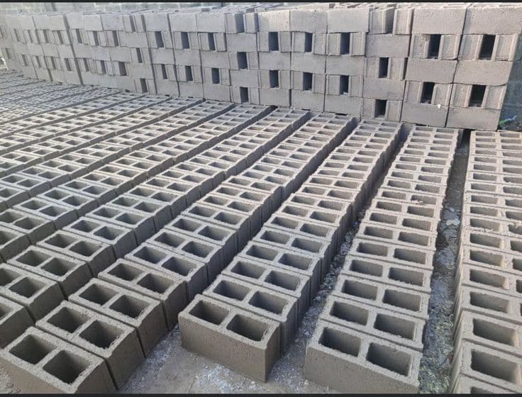 Stock blocs ciment